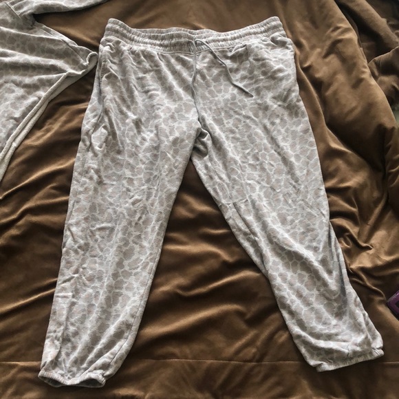 Colsie Gray Leopard Print Pajama Set - Picture 2 of 6